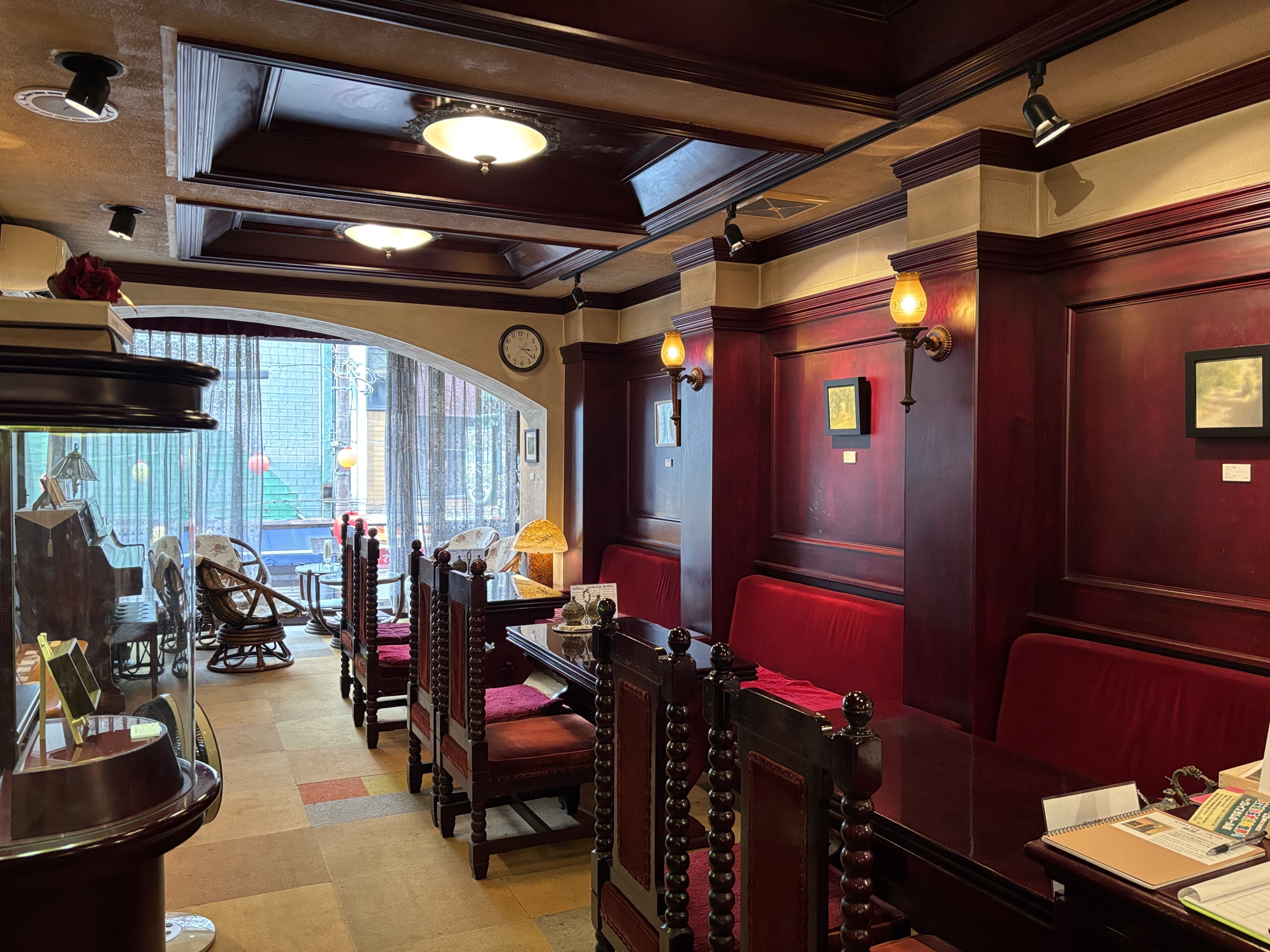 グレイスの店内。落ち着いた雰囲気の店内の壁に絵が掛けられている。