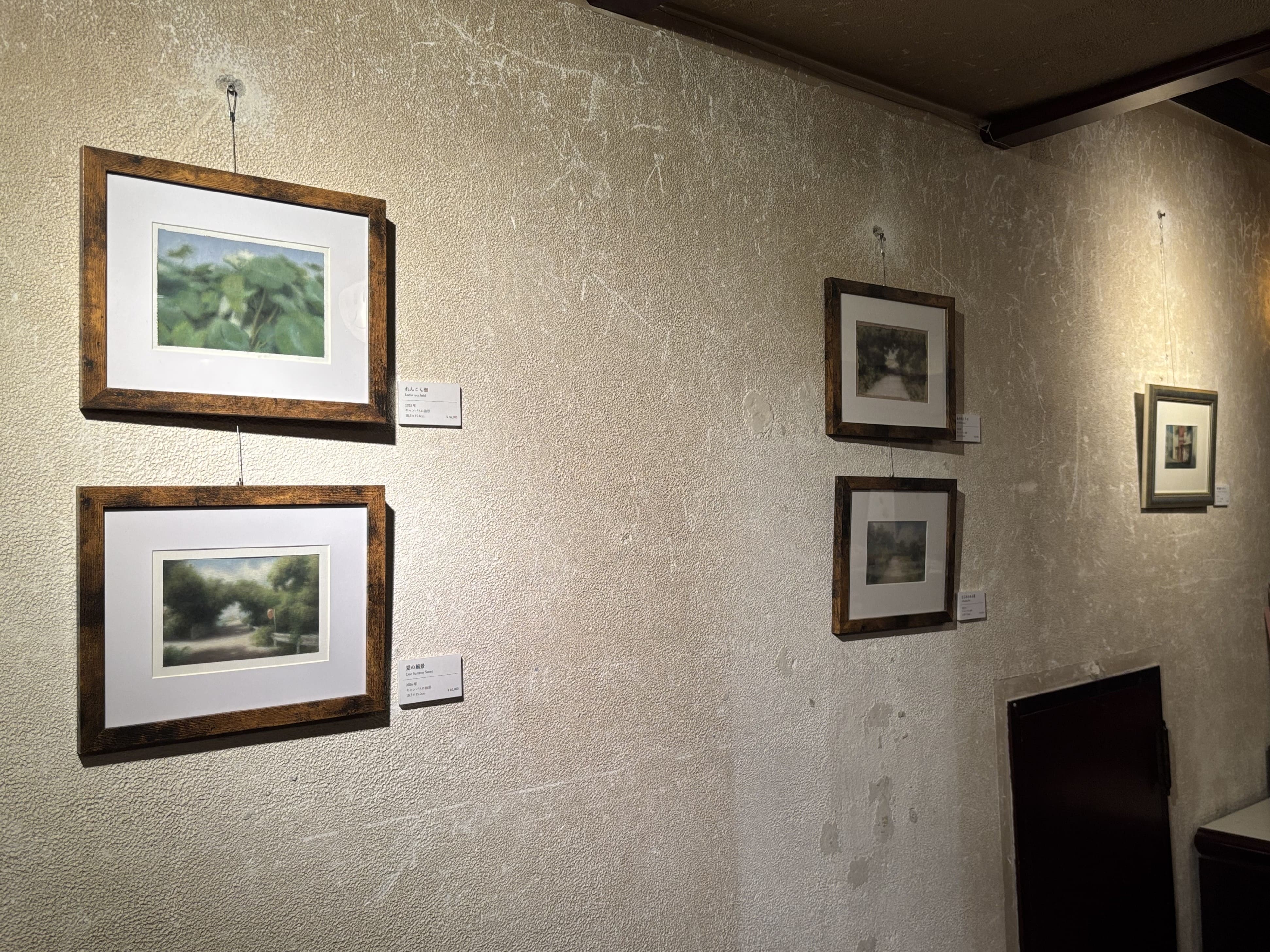 壁に展示された風景画。