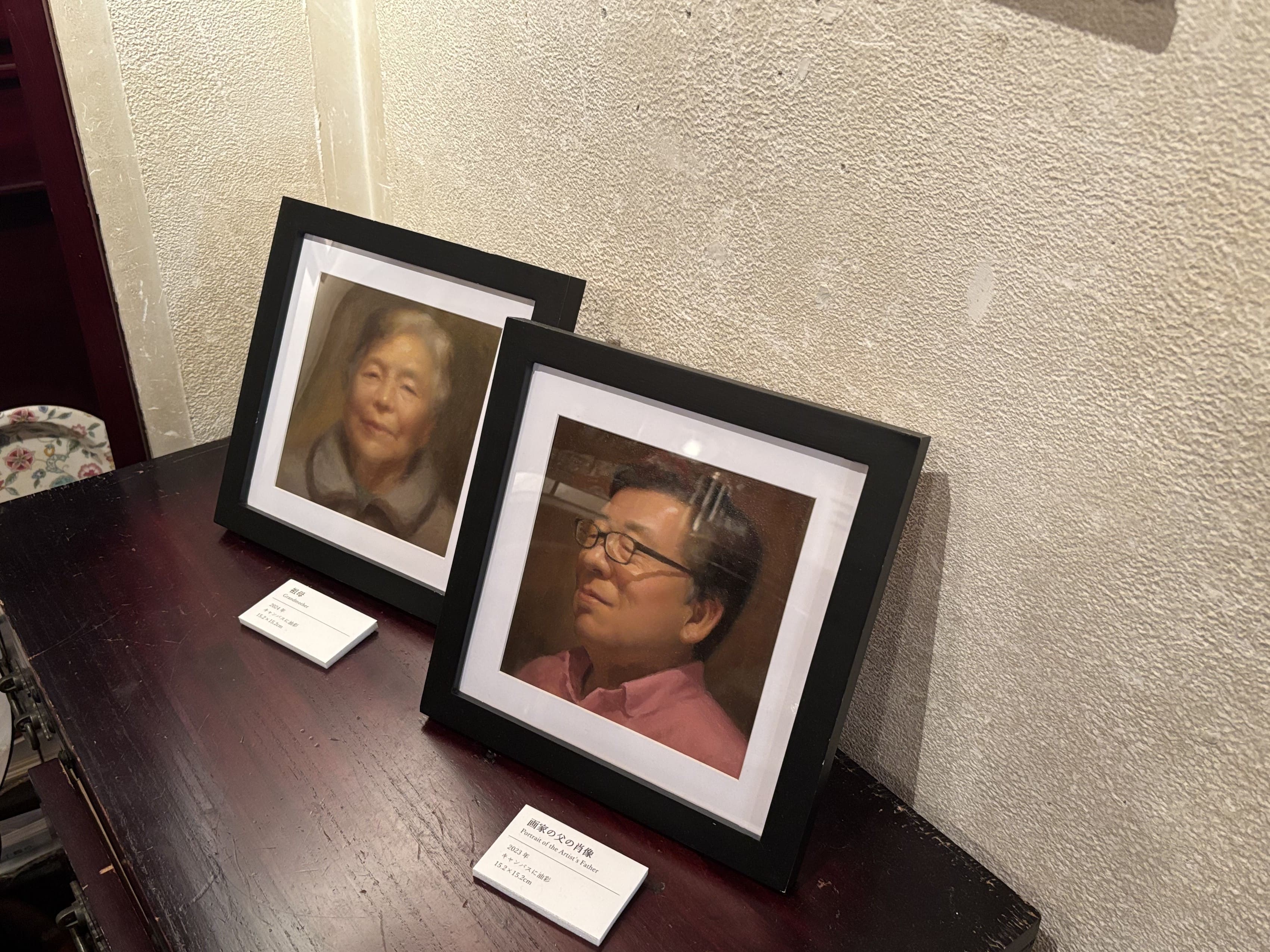 台の上に展示された肖像画。